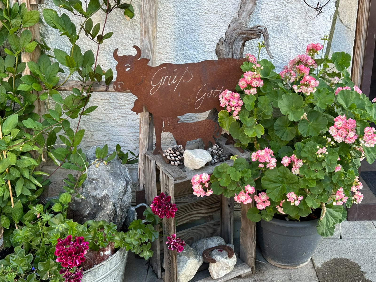 Grüß Gott – Blumenschmuck am Hof