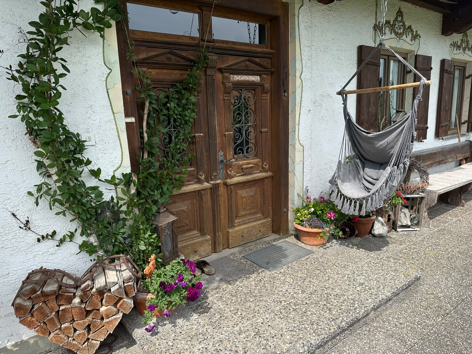 Alte Haustür mit Hängesessel